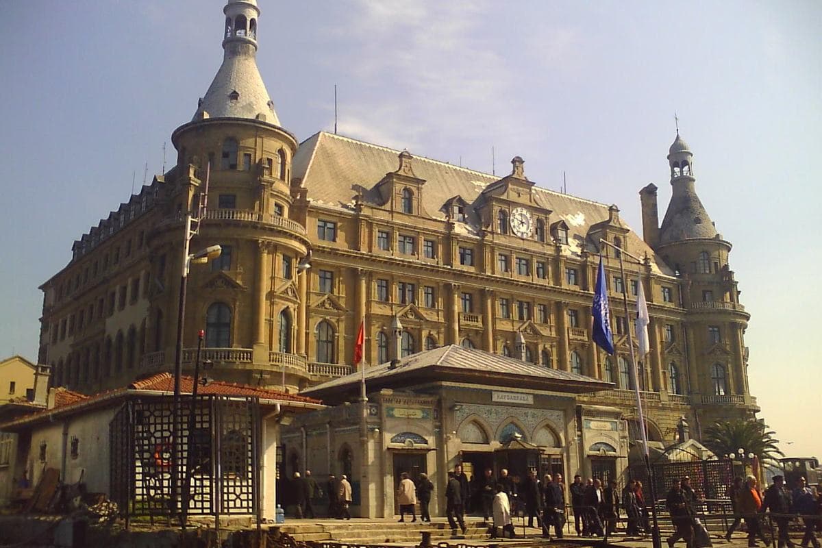 Yeldeğirmeni: A Historic Neighborhood of Windmills, Railways, and Art
