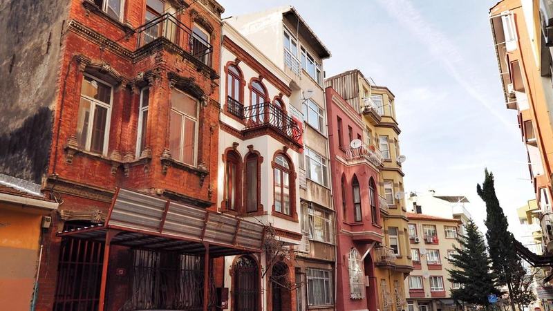 Yeldeğirmeni: A Historic Neighborhood of Windmills, Railways, and Art