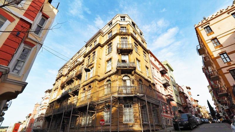 Yeldeğirmeni: A Historic Neighborhood of Windmills, Railways, and Art